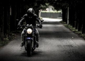 Czy motocyklem 50 można jeździć po autostradzie?