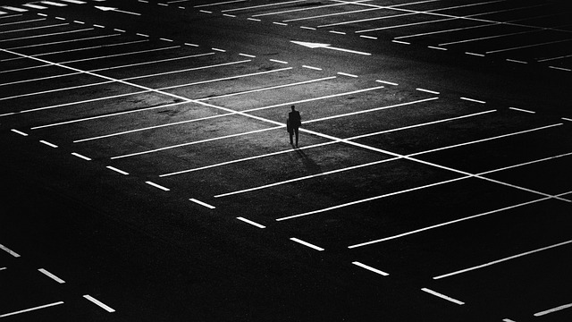 Czy na parkingu można jeździć bez prawa jazdy?