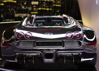 Ile pali Bugatti Veyron na 100 km?