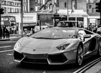 Ile jedzie Aventador?