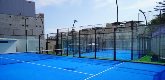 Bezpieczeństwo, które widać. Jak dobór szkła definiuje trwałość boisk do padla