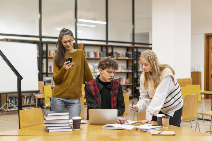 students-working-study-group Studia związane z biznesem. Sprawdź nasze pomysły na licencjat
